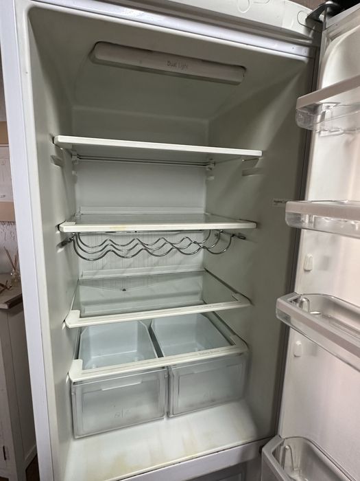 Frigorífico Combinado Hotpoint Ariston A+ — Funcional, Bom Estado