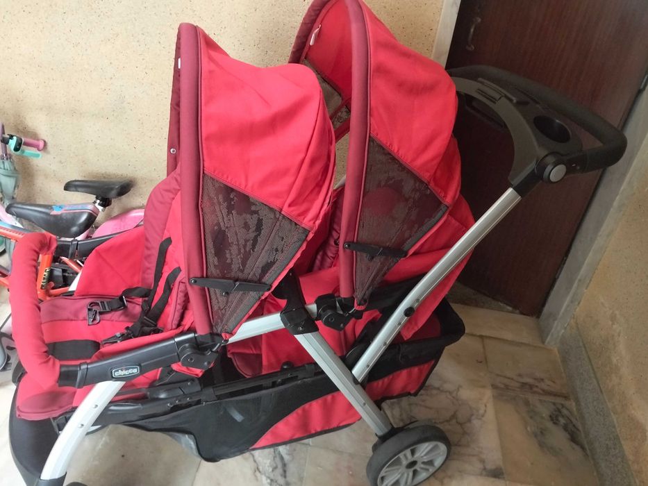 Carro de bebê gêmeos