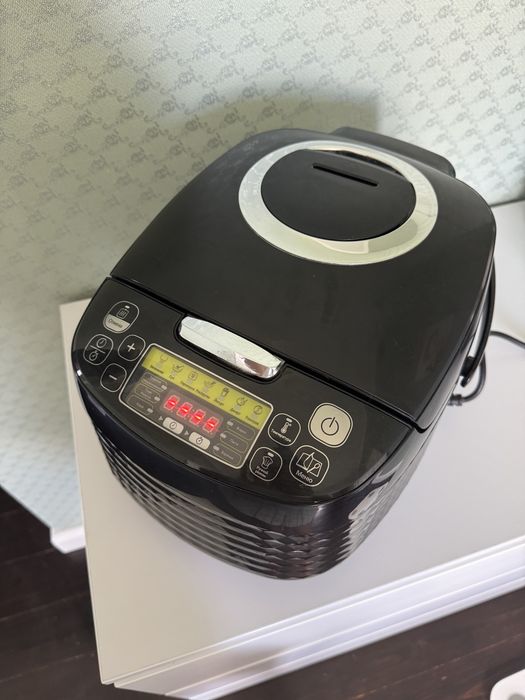 Мультиварка Tefal RK745832, 5 л, 37 програм, у відмінному стані.