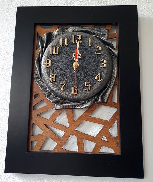 Zegar ścienny nowoczesna forma skóra + drewno na jubileusz GRAWER