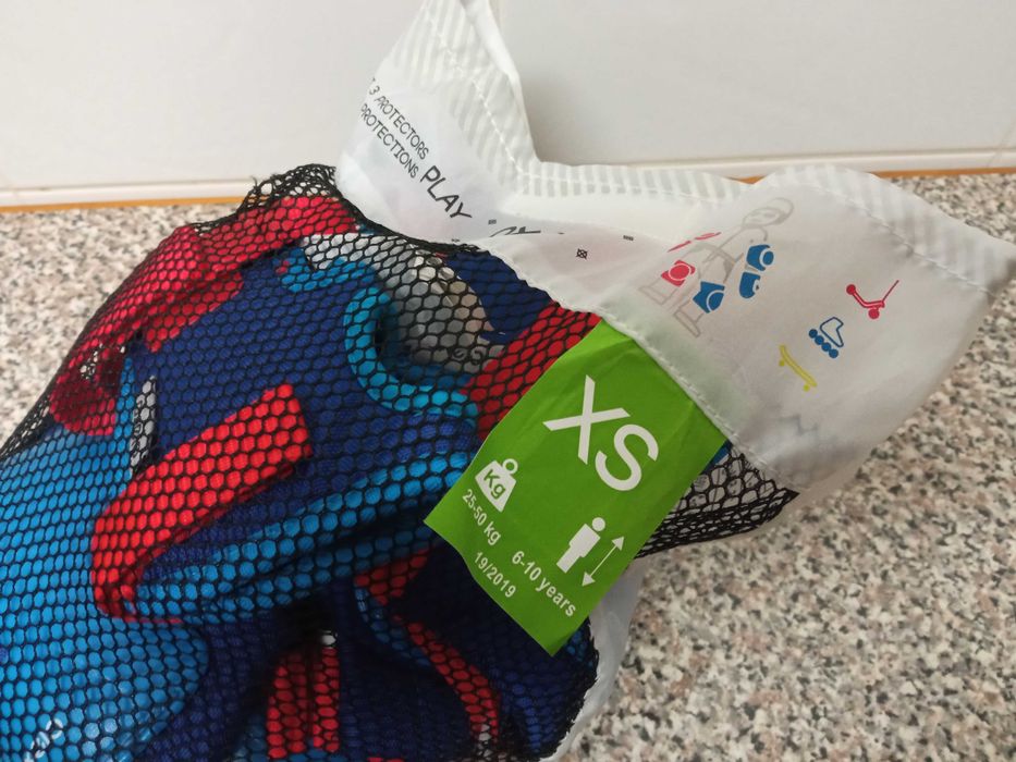 Patins para criança, com três rodas, e proteções, em muito bom estado