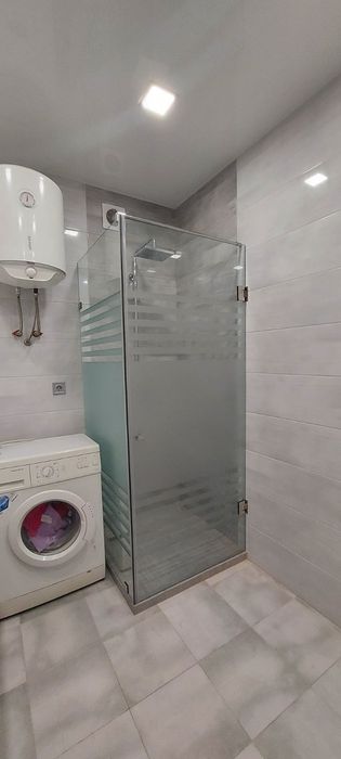 Стеклянная душевая кабина, перегородки перила,двери из калёного стекла