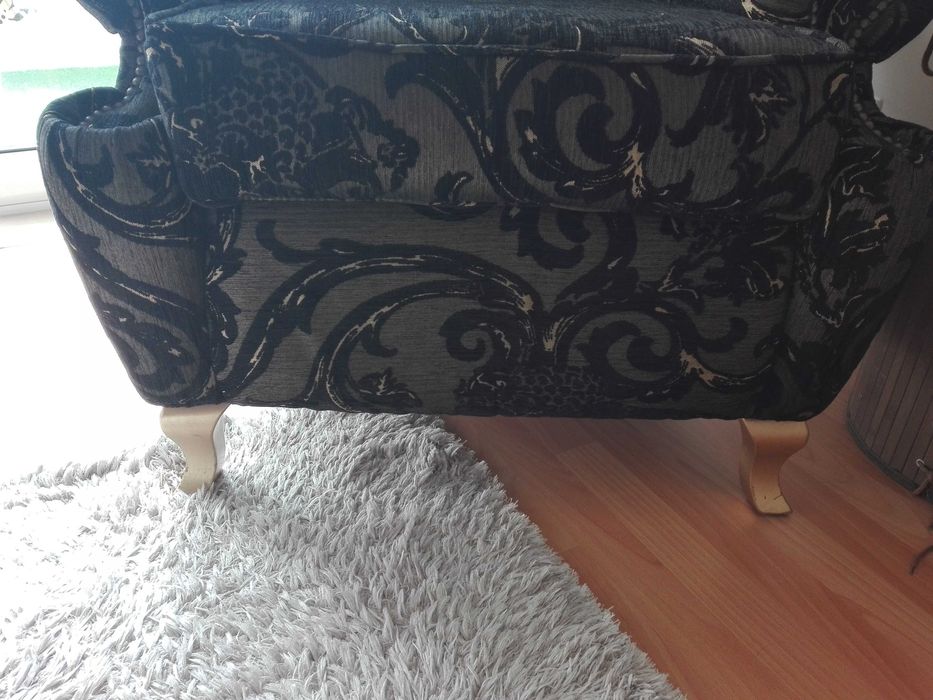 Cadeirão preto e dourado