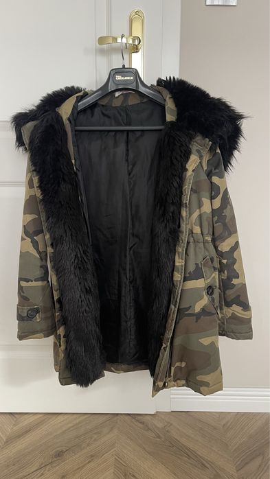 Zimowa kurtka moro z czarnym futerkiem rozmiar S