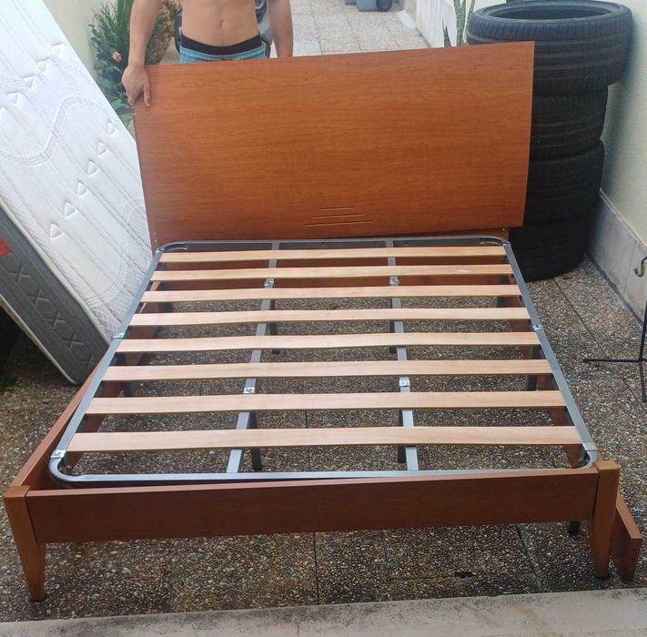 Cama de Casal com estrado metálico