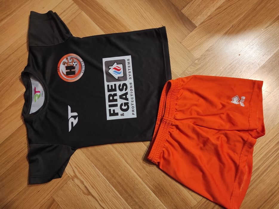 Koszulka i spodenki szkółki APN Hattrick rozmiar 116