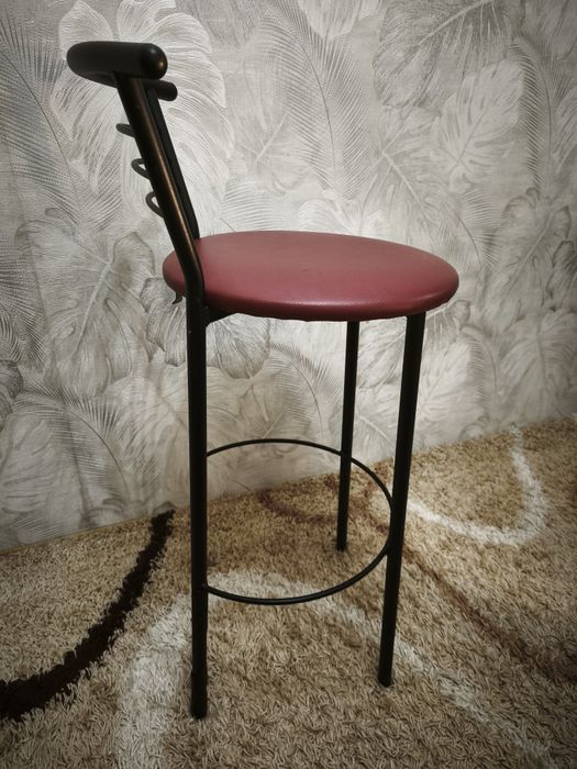 Високий барний стілець бордового кольору