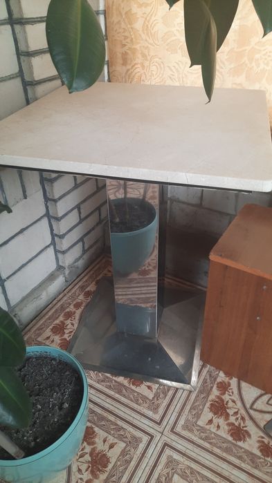 Продам два столика