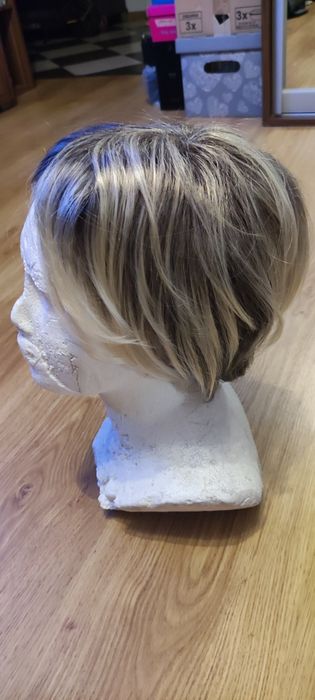 Peruka damska, blond.
