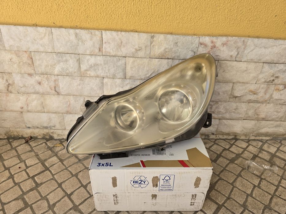 Farol esquerdo / Opel Corsa D