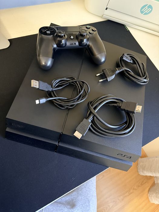 PS4 + Comando + Jogos (God of War e Uncharted)