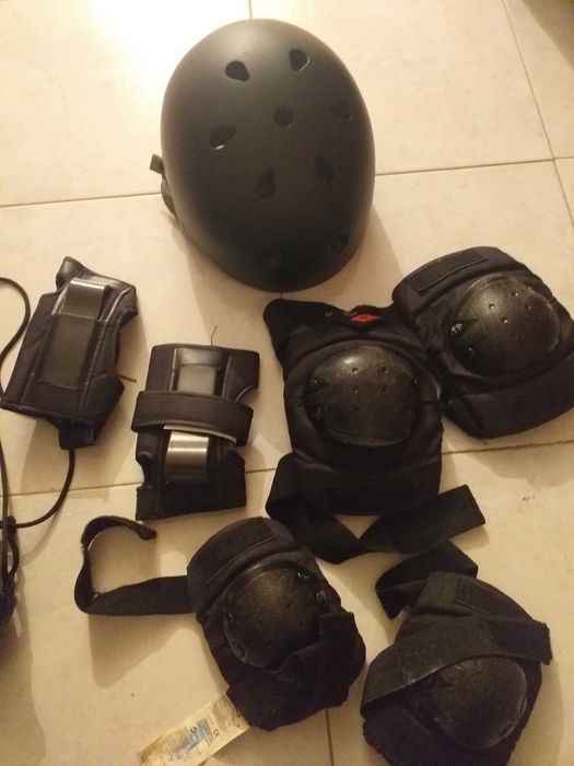 Trotinete, capacete, joelheiras e cotoveleiras