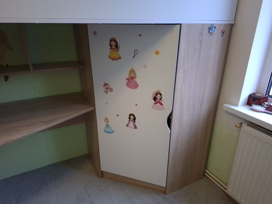 Двох ярусне ліжко, зі столом внизу.