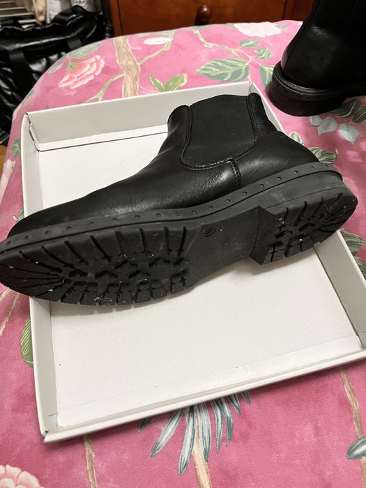 Botins pretos de pele