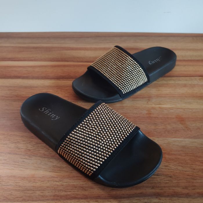 Klapki damskie czarne.