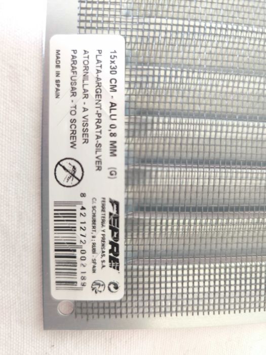 Duas grelhas de ventilação *novas* - 15 por 30 cm