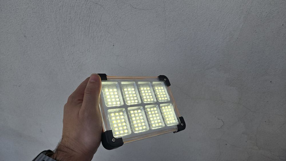 Luz led com painel solar atrás