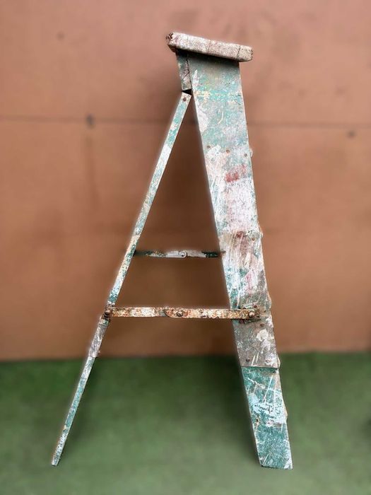 Escadote antigo em madeira, 150 cm altura
