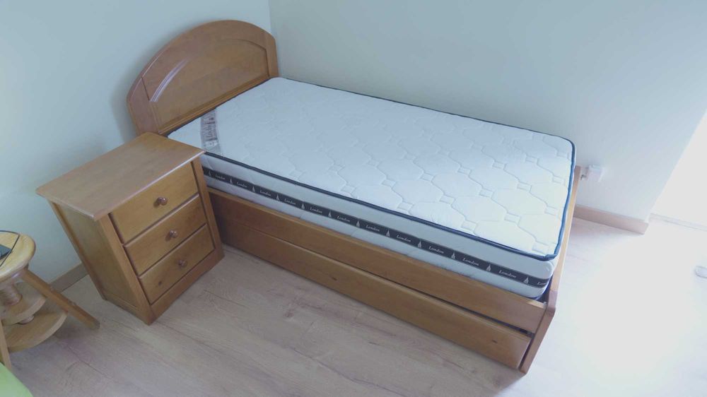 Cama solteiro + mesa cabeceira