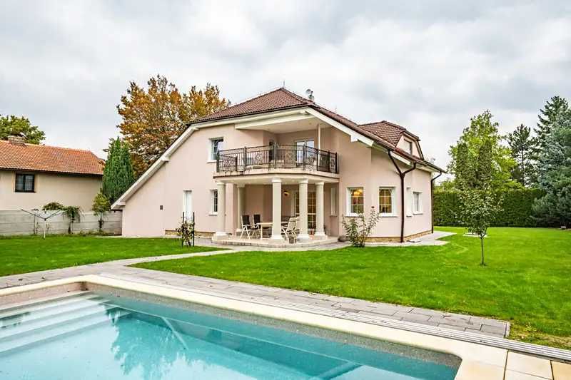 Чехія | Чарівна вілла 250 м² 40 хвилин від Праги біля Клановицького лісу, 1598 м² ділянка