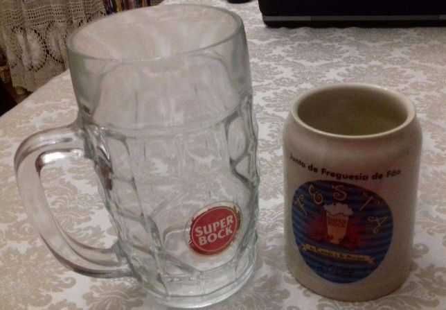 Copos de vinho e canecas de cerveja