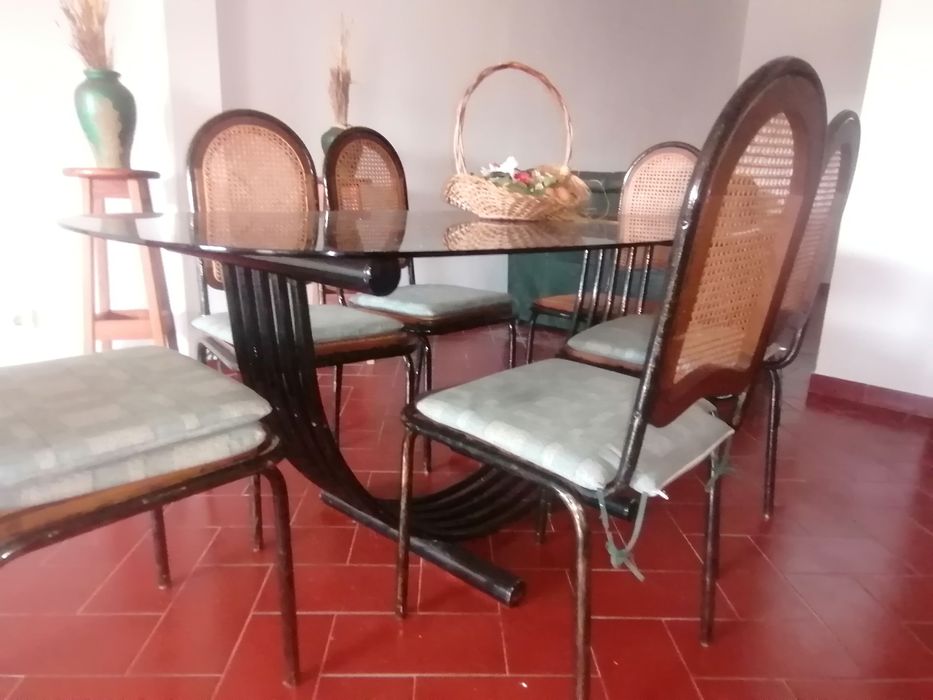 Mesa de sala c/6 cadeiras e sofás em pele