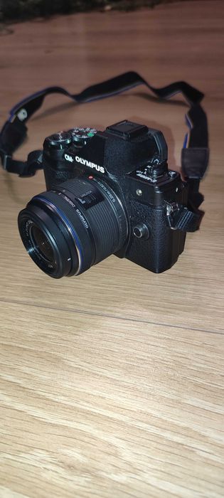 Aparat bezlusterkowiec Olympus OM-D E-M10 III z obiektgywem 14-42mm