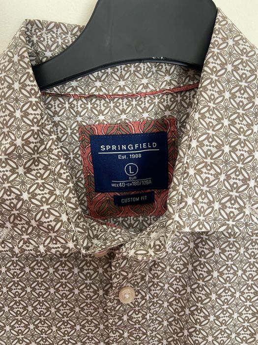 Camisa cinzenta com padrão