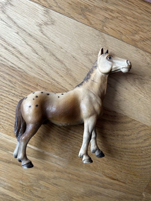 Figurki koni – zestaw 4 szt. (Schleich + 1 innej marki)