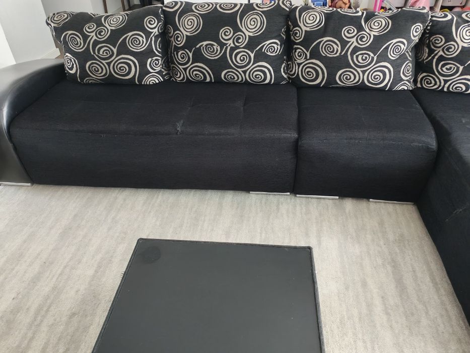Sofá com chaiselong e mesa de centro