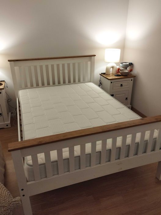 Cama de madeira com colchão