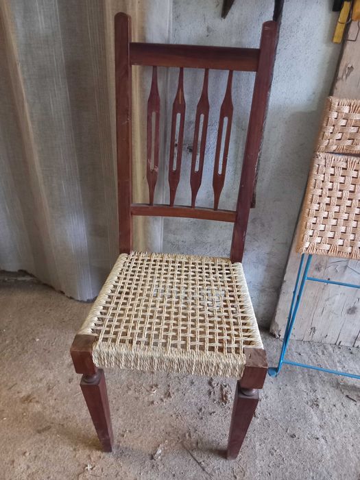 Cadeira de madeira de estilo rústico ou regional com um assento tecido à mão em sisal