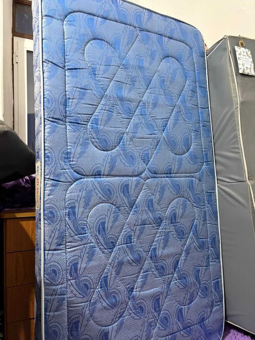 Vendo cama solteiro com colçao