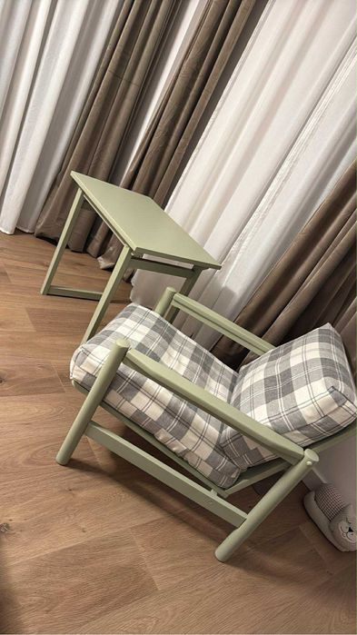 Fotel drewniany z poduszkami