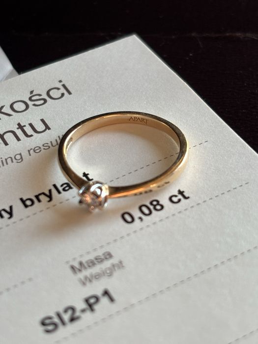 Pierscionek zareczynowy z diamentem