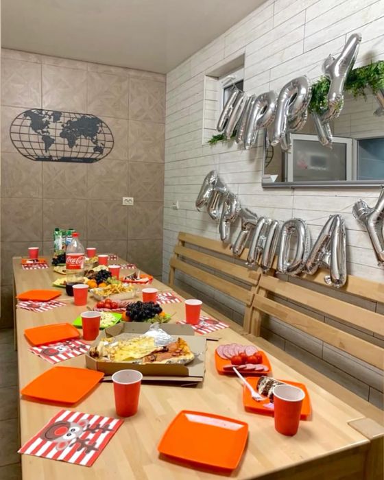 Приміщення комерційного призначення,діючий бізнес,приватизована земля.