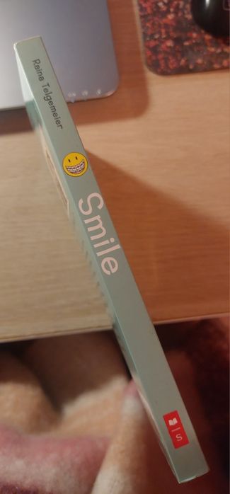 Livro BD - Smile - Raine Telgemeier - Inglês