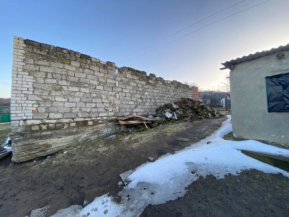 Продам хату та недобудованний будинок