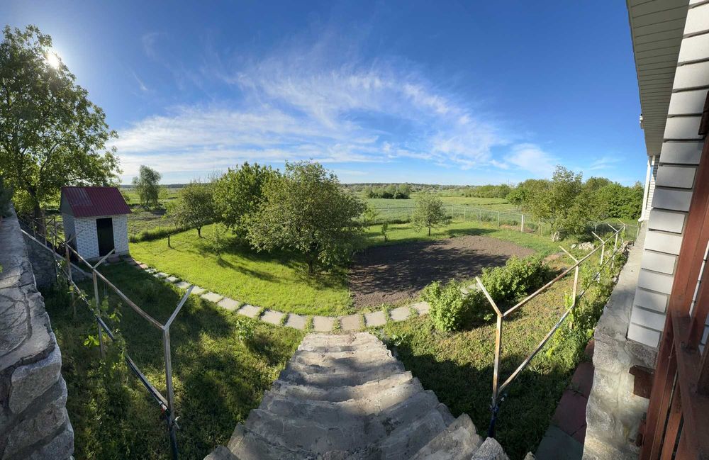 Продається 2 поверховий будинок з гаражем і ділянкою