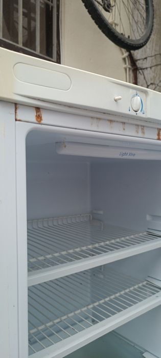 Frigorífico Indesit a funcionar mas velhinho. Ofereço a quem levantar.