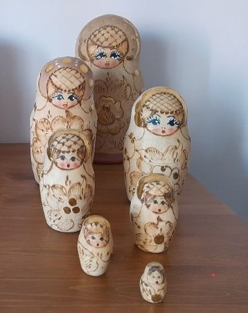 Matrioskas em madeira pintada e talhada à mão psi natal