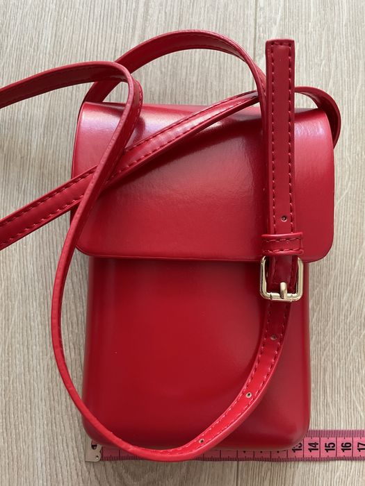 Czerwona torebka na ramię — mini crossbody
