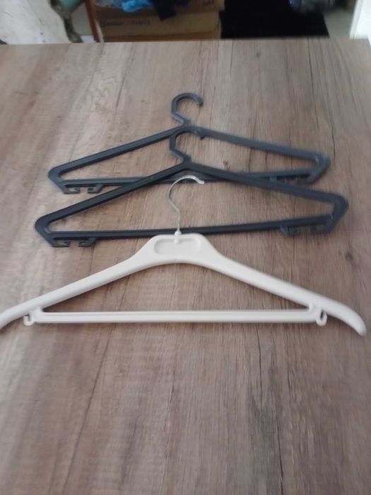 Lote de 50 Cabides, várias formatos, todos impecáveis