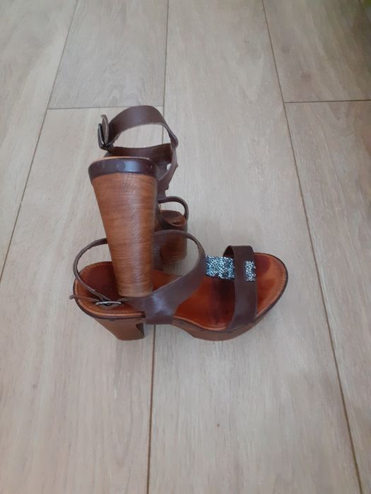 Sandały na koturnie w rozmiarze 36.