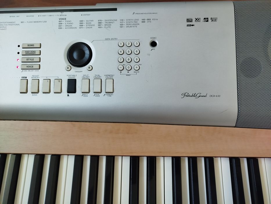 Piano Yamaha DGX 630