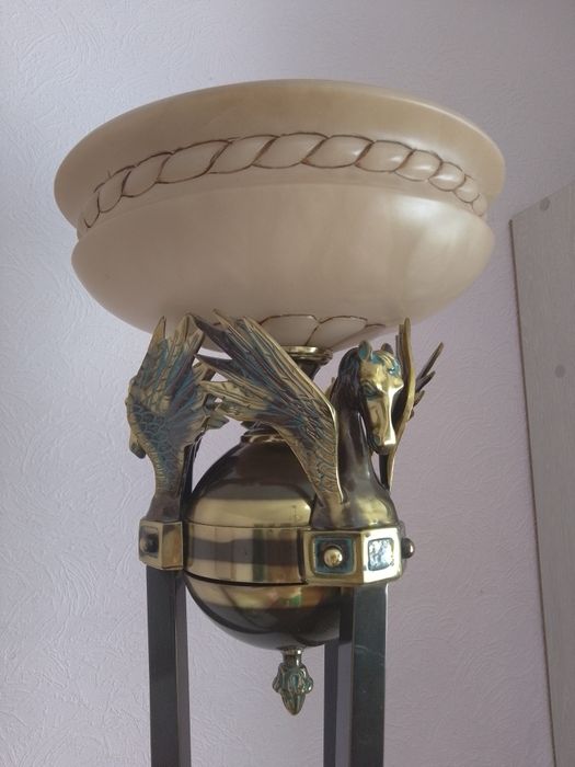 Люстра с Пегасами, камень.