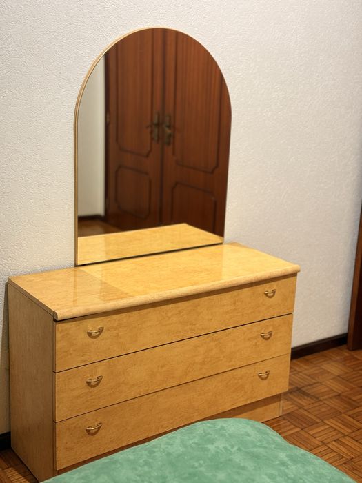 Quarto completo (cama completa, mesinha de cabeceira, comoda)
