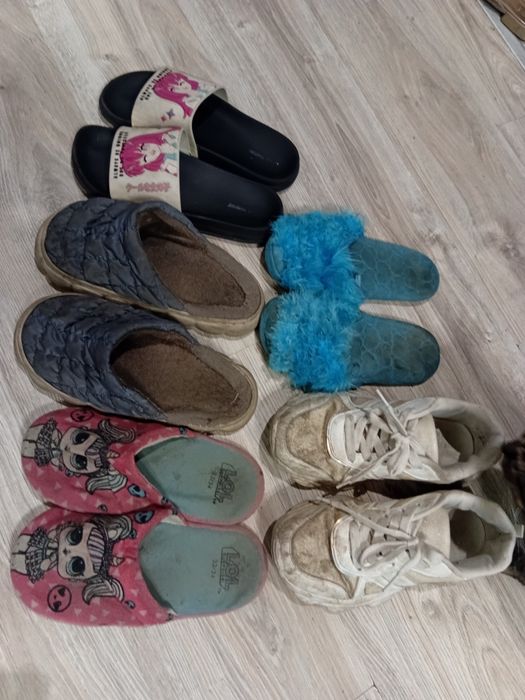 Отдам бесплатно детскую обувь 36 размер.