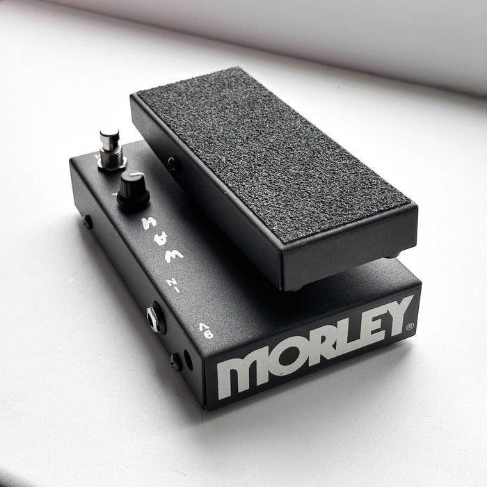 MXR Dyna comp, MXR Phase 100, Mooer A7 Ambiance, Morley Wah, Sonicake Octaver
