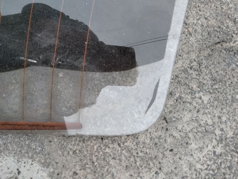 Заднее стекло автомобиля